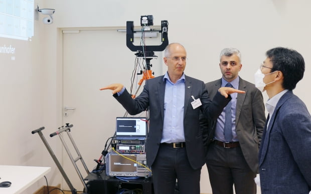 독일 베를린에 있는 프라운호퍼 하인리히-헤르츠 연구소에서 김병훈 LG전자 최고기술책임자(CTO) 부사장(오른쪽)이 현지 관계자들과 6G 기술에 대해 논의하고 있다. LG전자 제공