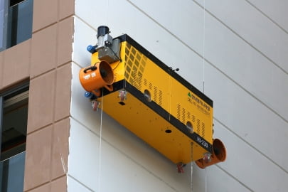 현대엔지니어링, 건물 외벽 도장로봇 투입으로 ‘안전+친환경’ 잡는다 