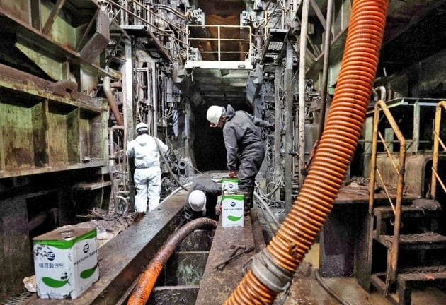 포항제철소 직원들이 압연 라인 지하 설비에 쌓인 진흙과 펄을 제거하고 있다. / 사진= 포스코 제공