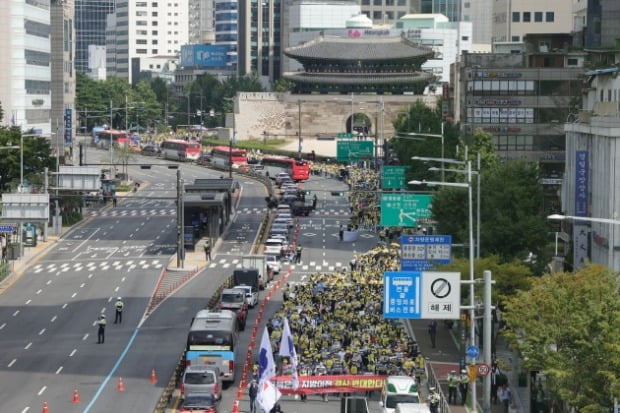 전국금융산업노동조합 조합원들이 16일 서울 중구 서울시청 앞 세종대로에서 총파업 대회를 마친 뒤 세종대로를 따라 용산 대통령실 방향으로 행진하고 있다.(사진=임대철 한경디지털랩 기자)