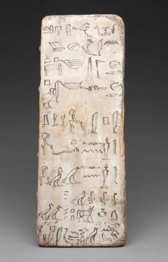 4000년 전 서기관이 되려는 학생이 쓰던 연습용 목판. 상형 문자의 어색한 모양과 불규칙한 간격으로 봤을 때 글씨 연습을 하던 견습 서기관의 작품으로 분석된다. 이 판은 잉크를 긁거나 닦아낸 뒤 다시 쓸 수 있도록 돼 있다. 미국 메트로폴리탄박물관 제공