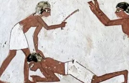 노예를 체벌하는 장면을 묘사한 고대 이집트의 벽화. 다만 서기관 학교 학생들은 대부분 부유층 자녀였기 때문에, 이들에게 가해진 체벌은 등짝을 손으로 때리는 수준이었을 것으로 추정된다.