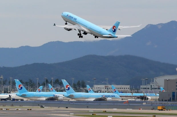 지난 14일 인천국제공항에서 대한항공 항공기가 이륙하는 모습. 뉴스1
