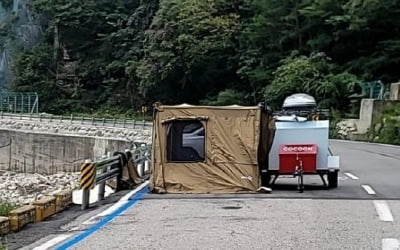 "커브길에 텐트 치고 차박?"…'역대급 캠핑 빌런'에 '발칵'