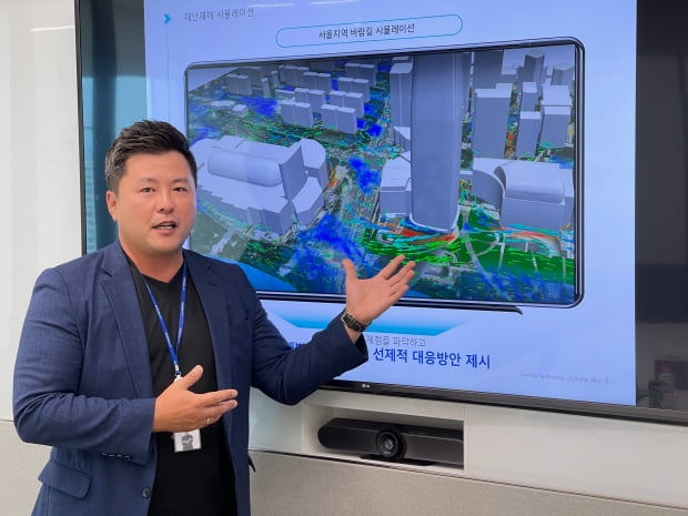 김진현 이에이트 대표가 입자 분석 시뮬레이션 소프트웨어 '엔플로우'로 분석한 서울 잠실 롯데타워 일대 대기 흐름에 대해 설명하고 있다. 민경진 기자