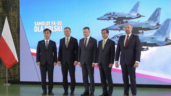 한국항공우주산업(KAI)이 16일(현지시간) 폴란드 민스크 마조비에츠키시(市)에서 폴란드 군비청과 FA-50 전투기 48대 수출 이행계약을 체결했다고 국방부와 방위사업청이 밝혔다. 연합뉴스
