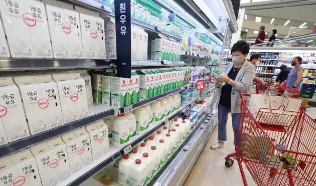 서울 시내 한 슈퍼마켓에서  고객들이 우유 제품을 고르고 있다. 한경DB