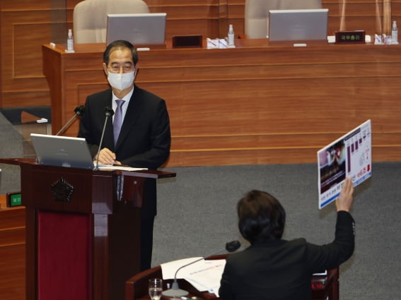 한덕수 국무총리가 19일 오후 국회 본회의장에서 열린 정치 분야 대정부질문에 출석해 서영교 더불어민주당 의원의 질의를 듣고 있다.  /사진=김병언 기자