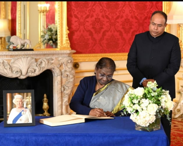 Indian President Drupadi Murmu writes a note of condolence to Queen Elizabeth II at Lancaster House in London on the 18th (local time).  Photo courtesy of Indian President Drupadi Murmu's website.