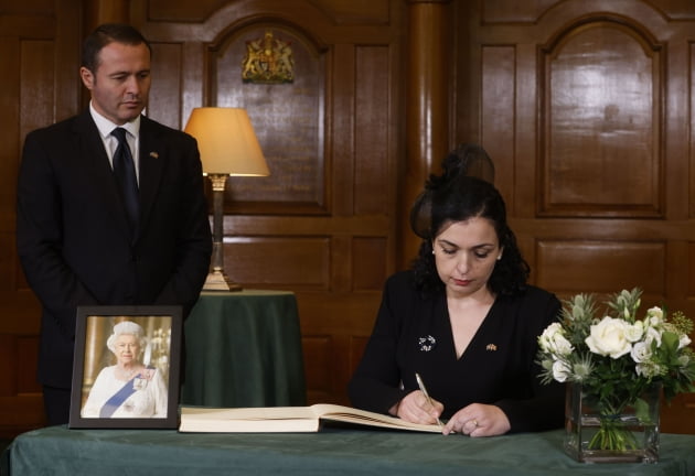 Kosovo President Viosa Osmani writes a note of condolence to Queen Elizabeth II at Church House in London, England on the 19th (local time).  AP = Yonhap News