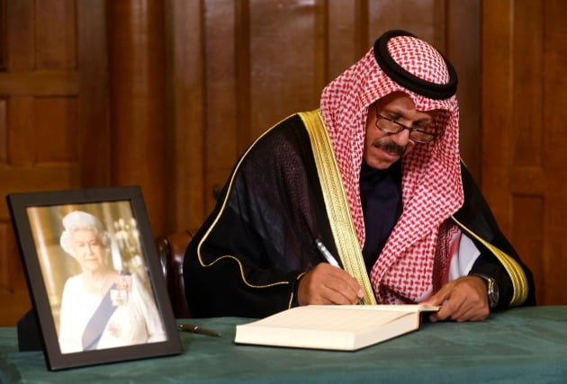 Crown Prince Michel al-Ahmad al-Jabber al-Sabah of Kuwait writes a note of condolence to Queen Elizabeth II at Church House in London, England on the 19th (local time).  / Reuters = Yonhap News