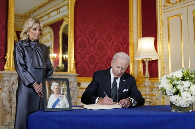 United States President Joe Biden writes a note of condolence to Queen Elizabeth II at Lancaster House in London on the 18th (local time).  On the left is First Lady Jill Biden.  / Reuters = Yonhap News