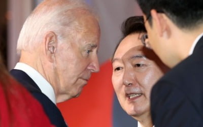 윤 대통령, 바이든과 '48초 만남'…정식 양자회담은 불발