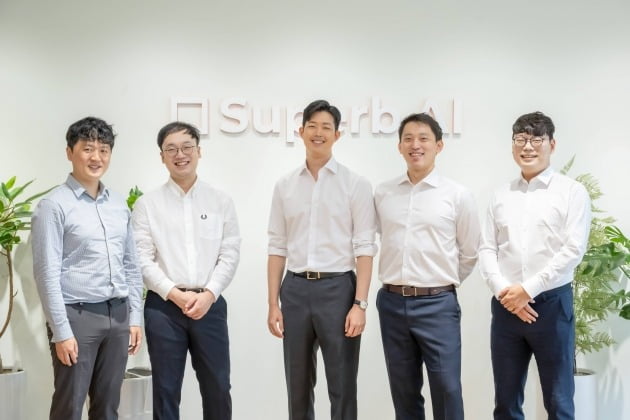 △(왼쪽부터)이종혁, 이정권(CTO), 김현수(CEO), 이현동, 차문수 공동창업자 (사진=슈퍼브에이아이 제공)
