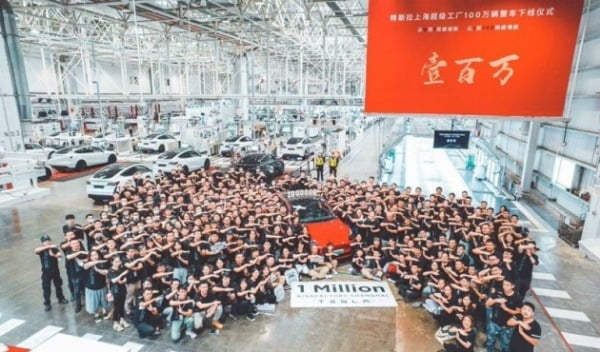 테슬라 중국 공장인 기가 상하이 직원들이 지난 8월 전기차 생산 100만 대 돌파를 기념하는 포즈를 취하고 있다. /사진=테슬라차이나 트위터
