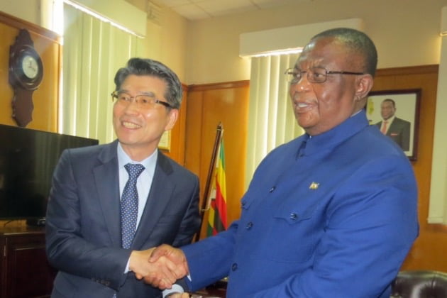 송호성(왼쪽) 기아 사장이 지난 21일(현지시각) 콘스탄티노 치웬가 짐바브웨 부통령을 만나 부산세계박람회 유치를 호소하고 있다. 사진=현대차그룹 제공
