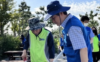 NH농협은행·한국환경공단, 인천 아라뱃길서 환경 정화 활동