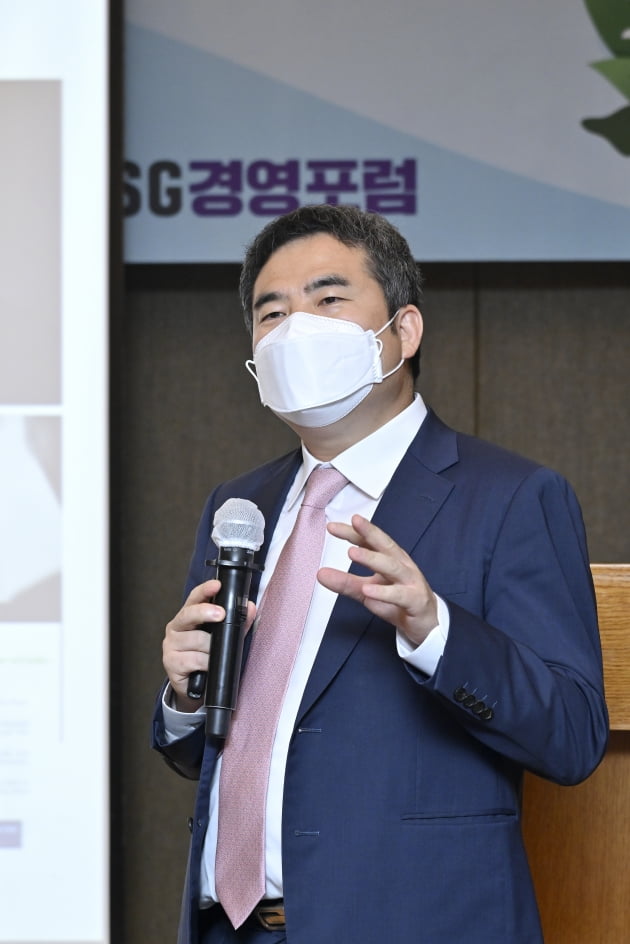 9월 21일 서울 중구 롯데호텔에서 열린 ‘대한민국 ESG 클럽 월례포럼’에서 김동수 김앤장 ESG연구소장이 강연을 하고 있다.사진=서범세 기자