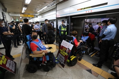 "면접 못 봐 꿈 날려" vs "정부에 달렸다"…전장연 시위 언제까지