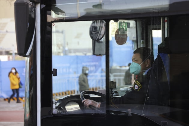 중국 베이징에서 마스크를 쓴 버스 기사가 빨간불에 대기하고 있다. /사진=로이터 