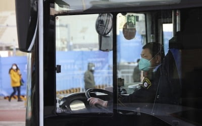 中, 버스 운전사에 '전자 팔찌' 왜?…"건강·감정 실시간 관찰"