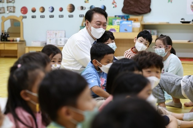 윤석열 대통령이 27일 세종시 아이누리 어린이집을 방문해 아이들에게 옛 이야기를 들려주는 이야기 할머니 프로그램을 참관하고 있다.  /대통령실 제공