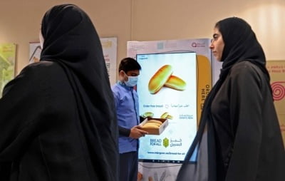 두바이에 등장한 무료 '빵 자판기'…저소득층 외국인 위한 배려