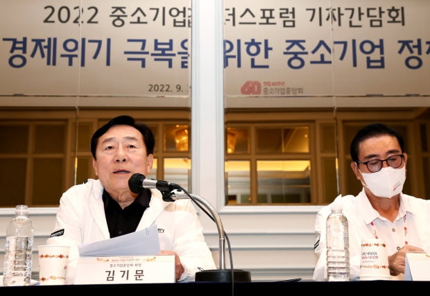 28일 롯데호텔 제주에서 열린 '2022 중소기업 리더스포럼 기자간담회'에서 김기문 중소기업중앙회장(왼쪽)이 발언하고 있다.  /중기중앙회 제공