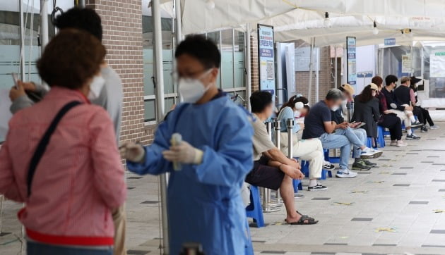 지난 28일 오전 서울 마포구보건소 코로나19 선별진료소에서 PCR 검사를 받으려는 시민들이 대기하는 모습. 사진=연합뉴스