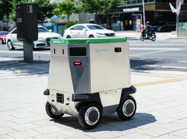 서울 도심에서 시험 운행 중인 근거리 음식배달 로봇 '뉴비' / 출처: 뉴빌리티