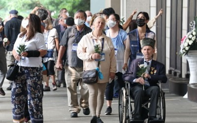 [포토] 유엔 참전용사 전쟁기념관 헌화