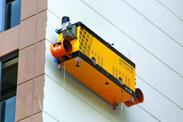 현대엔지니어링 외벽도장로봇. 