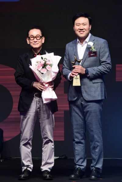 [포토] 김용명, '2022 올해의 브랜드 대상' 개그맨 부문 수상