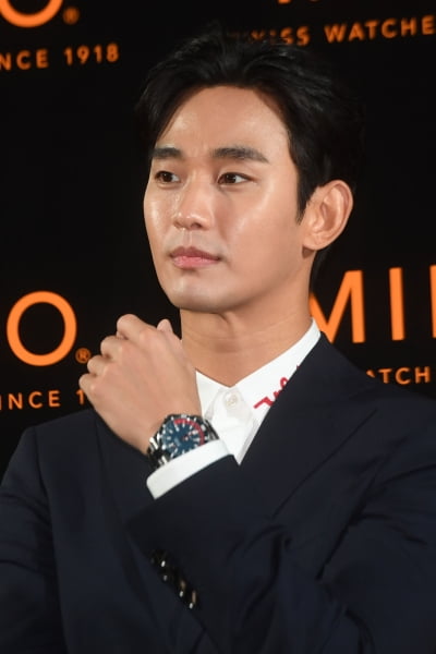  김수현, '남자가 봐도 잘생겼어'