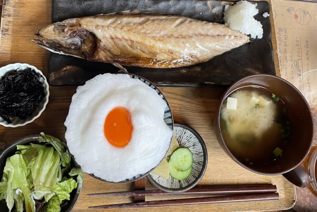 계란 흰자를 크림으로 만들어 밥 위에 올린 "생선구이 정식" / JAPAN NOW