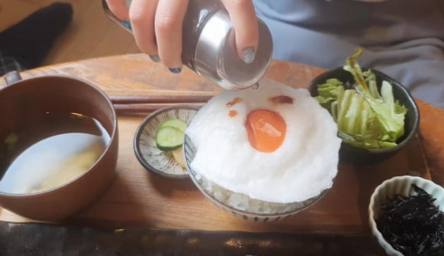 계란 흰자 크림이 완성되면 노른자를 얹고 간장을 뿌려 생선구이와 함께 먹는다.
/ JAPAN NOW