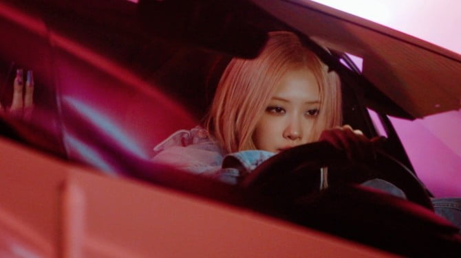 블랙핑크, ‘Shut Down’ 뮤직비디오 비하인드 공개…지수X제니X로제X리사의 남다른 열정