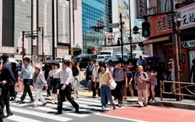 직장인들 '페이'로 월급 받는다…현금왕국 일본의 '파격' [정영효의 인사이드 재팬]