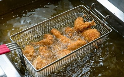 치킨 튀기는 로봇, 센서 달린 냉장고…스마트 식당 만드는 스타트업