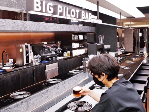  서울 중구 롯데백화점 본점 5층 럭셔리 남성관에 문을 연 'BIG PILOT BAR BY IWC & CENTER COFFEE'. IWC 최초의 공식 커피 매장이다. /뉴스1