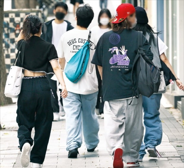  서울 상수동 홍익대 인근에서 스트리트 패션으로 치장한 10~20대들이 도로를 걷고 있다. /한경DB