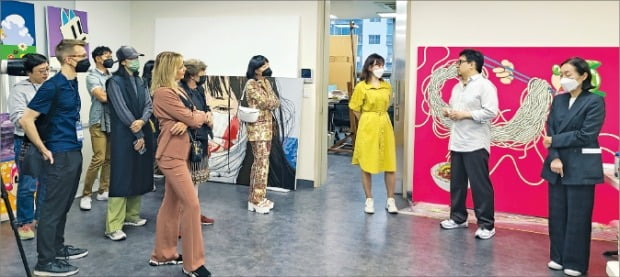 이동기 작가(오른쪽 두 번째)가 서울 문래동에서 프리즈서울을 찾은 VIP들에게 작품을 설명하고 있다.  /이선아 기자  