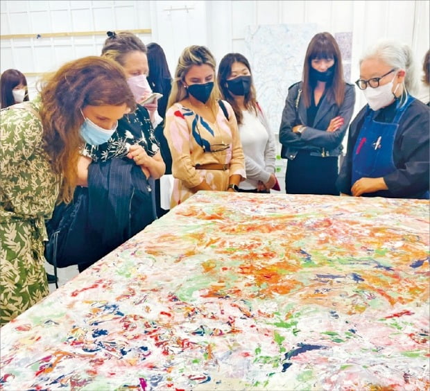 현대미술가 이불(오른쪽)이 지난달 31일 경기 일산 스튜디오에서 런던·뉴욕에서 온 미술 전공 학생들에게 입체 회화 ‘퍼듀’ 작품의 제작 과정을 설명하고 있다.  /김보라  기자 