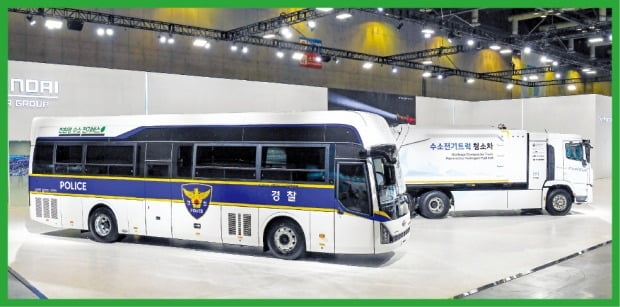 지난 3일까지 경기 고양 킨텍스에서 열린 수소산업 전시회 ‘H2 MEET 2022’  현대차그룹관에 전시된 수소전기버스 경찰버스, 수소전기트럭 청소차. /현대차 제공 