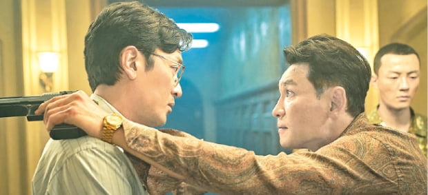 [리뷰] 넷플릭스 '수리남', 거대한 스케일·화려한 볼거리…명품 배우들의 연기도 일품
