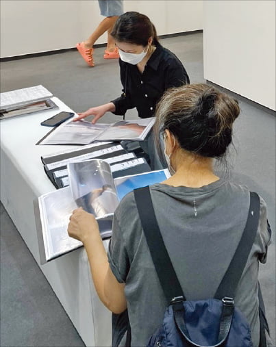 한 외국 화랑이 프리즈서울에서 PDF 인쇄물로 작품을 판매하는 모습. 