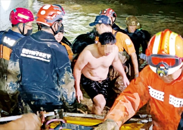 [포토] 포항 아파트 지하주차장 실종 주민 2명 극적 구조 