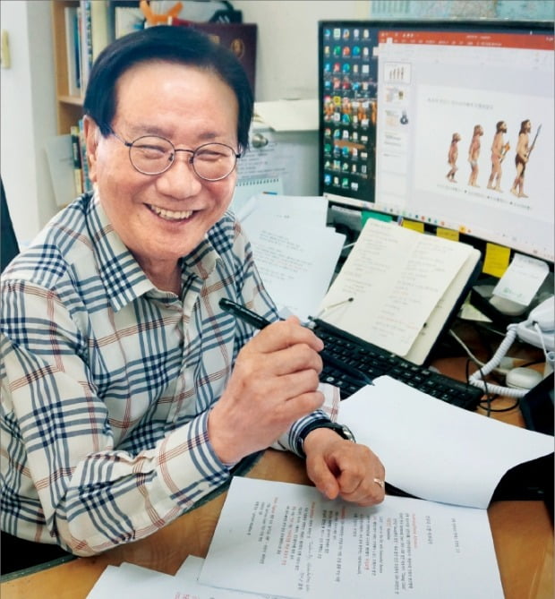 이원복 덕성여대 석좌교수가 서울 역삼동 작업실에서 <먼나라 이웃나라> 집필 과정을 설명하며 웃고 있다. /구은서  기자 