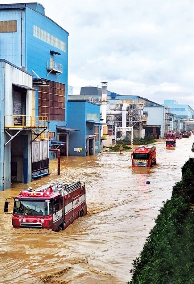 지난 6일 태풍 힌남노가 퍼부은 폭우로 포항제철소 공장 일부가 침수돼 전공정 가동이 중단됐다. 이날 소방차들이 흙탕물을 헤치며 포항제철소 내 피해 지역에 접근하고 있다. /독자 제공 