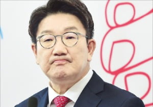 권성동 국민의힘 원내대표가 8일 기자회견을 열고 원내대표직 사퇴를 발표하고 있다.  /연합뉴스 